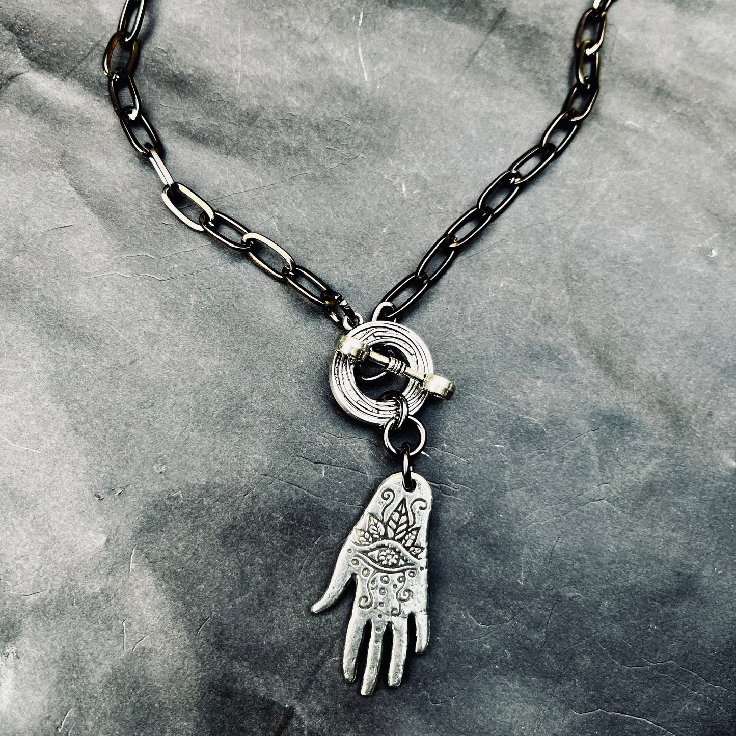 Hand 90's choker